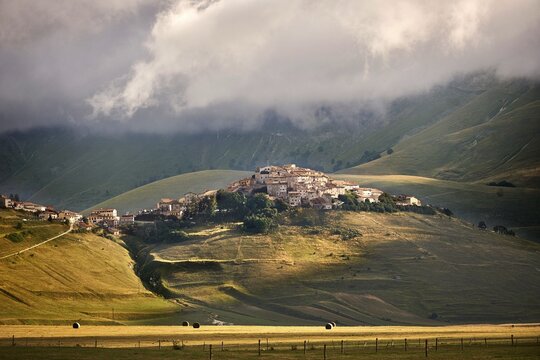 The hill town of Castelluccio di Norcia, Parco Nazionale dei Monti Sibillini, Apennine Mountains, Umbria, Italy