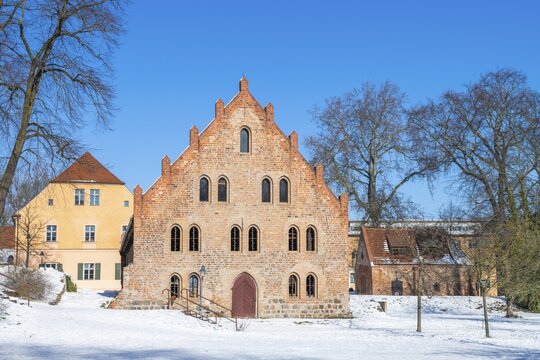 Official house, granary and gate chapel of Lehnin Monastery in winter, Lehnin Monastery, Potsdam-Mittelmark, Brandenburg, Germany