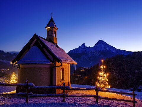 Chapel of the Beatitudes, also: Kirchleitnkapelle am Lockstein with illuminated Christmas tree in winter at dusk, Watzmann in the background, Berchtesgaden, Berchtesgadener Land, Upper Bavaria, Bavaria, Germany