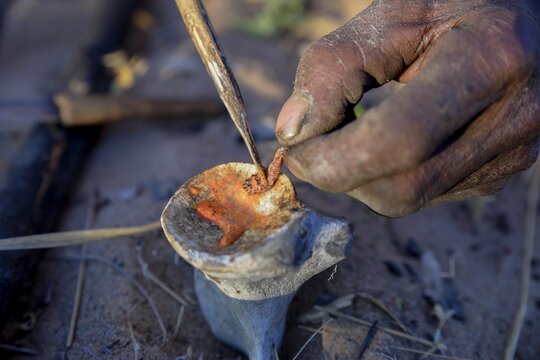 Bushman of the Ju/' Hoansi-San produces poisonous arrows from a larvae of the Bushman arrow-poison beetle (Diamphidia nigroornata), village //Xa/oba, near Tsumkwe, Otjozondjupa region, Namibia