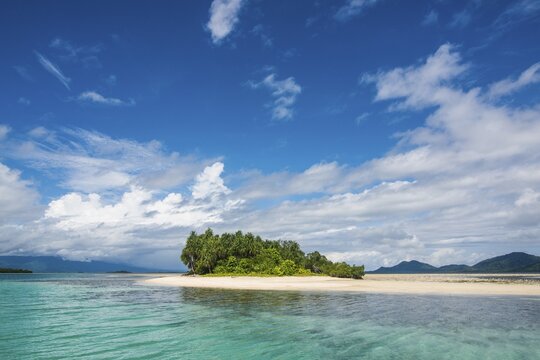 Turquoise water and white sand beach, White island, Buka, Bougainville, Papua New Guinea