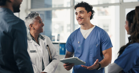 Obraz premium Medical, smile or people in hospital with tablet, group insight or patient review for treatment plan. Healthcare, meeting or doctors in clinic with tech, collaboration or feedback in post surgery.