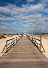 Naklejka premium wooden bridge on the beach with beautiful summer sky