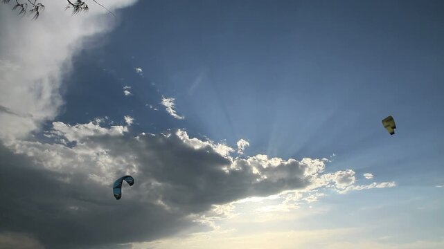 雲間の光とカイトサーフィン