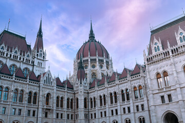Obraz premium Hungarian parliament building in budapest featuring a detailed gothic revival architectural style, showcasing the iconic dome and spires against a soft evening sky
