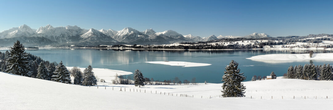 Panorama Winter-Landschaft im Allg&auml;u bei F&uuml;ssen mit Forggensee