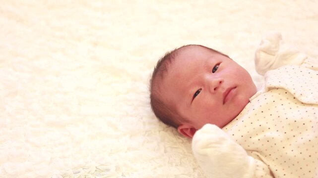 生まれたての赤ちゃんの笑顔