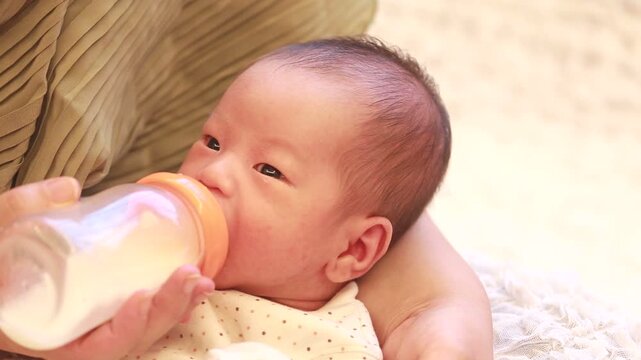 ミルクを飲んでる生まれたての赤ちゃん