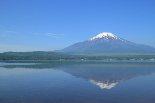 逆さ富士 山中湖 青 空 背景