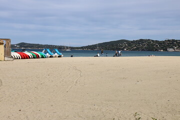 Fototapeta premium Plage de sable le long de la mer Méditerranée, ville de Grimaud, département du Var, France