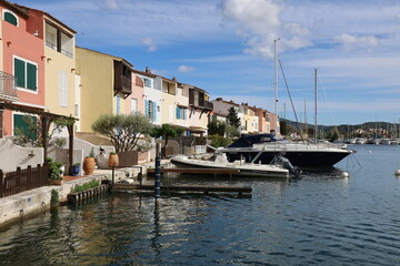 Obraz premium Le port de plaisance de Port Grimaud, ville de Grimaud, département du Var, France
