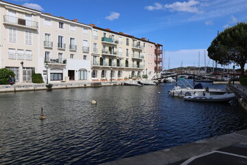 Obraz premium Le port de plaisance de Port Grimaud, ville de Grimaud, département du Var, France