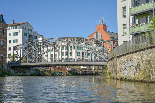 K&ouml;nneritzbr&uuml;cke, Wohnh&auml;user, Wei&szlig;e Elster, Plagwitz, Leipzig, Sachsen, Deutschland