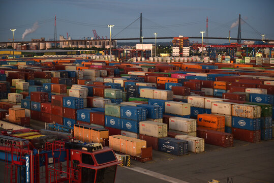 Container Abstellplatz am Burchardkai im Hamburger Hafen 