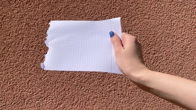 wideo of Hand Holding Note Paper 