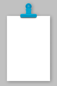 Weisser Hintergrund mit blauer Papierklammer und Papier  Text Space