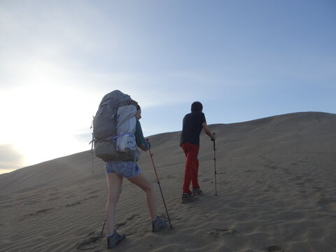 caminando por la arena 