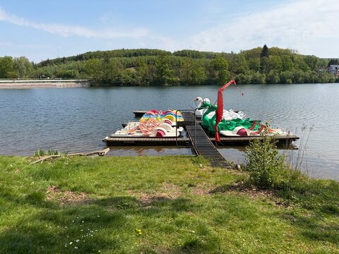 Tretboote im Vorbecken des Sorpesees im Sauerland