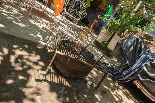 Parrilla calent&aacute;ndose con brasas y humo antes del asado argentino de fin de semana