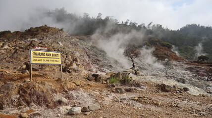 Dont climb sign on the crater hill © Aan