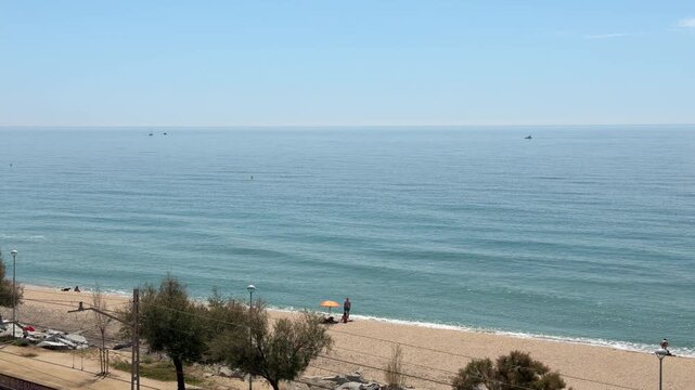 Costa mediterr&aacute;nea y playa tranquila vistas desde altura en un d&iacute;a despejado &mdash; v&iacute;deo 4K Apple ProRe