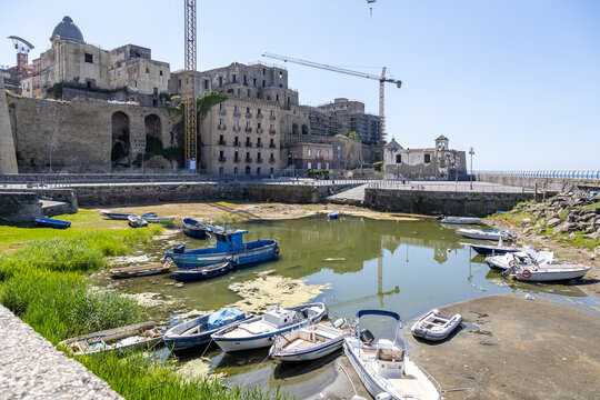 Porto di Pozzuoli con segni del bradisismo