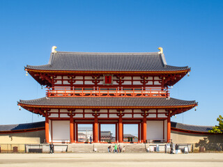 Fototapeta premium 青空に映える奈良の歴史遺産・平城宮跡の朱雀門（世界遺産・古都奈良の文化財・観光名所・日本の伝統建築・風景素材）