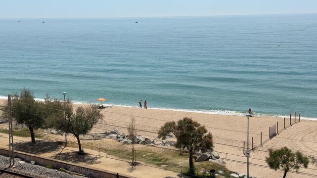 Playa mediterr&aacute;nea y mar en calma vistos desde altura en la costa del Maresme &mdash; v&iacute;deo 4K Apple ProRes