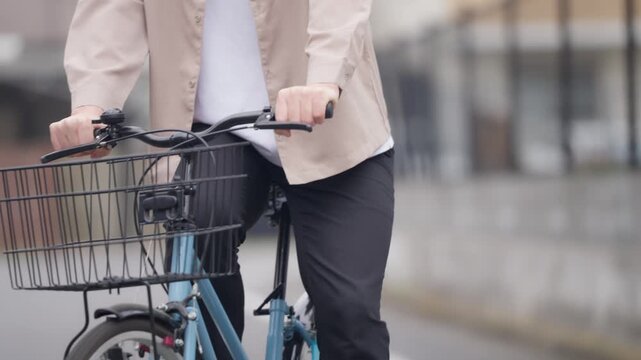 住宅街を自転車で走る30代男性