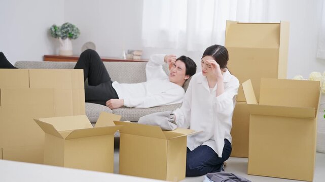 引越しの準備をする若い夫婦	
