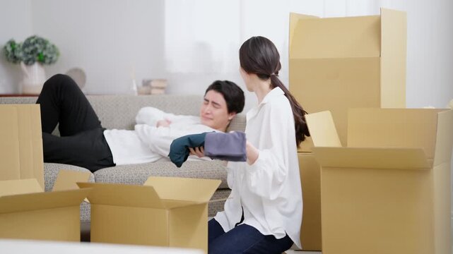 引越しの準備をする若い夫婦	
