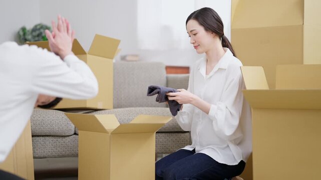 出て行く彼女を引き止める男性