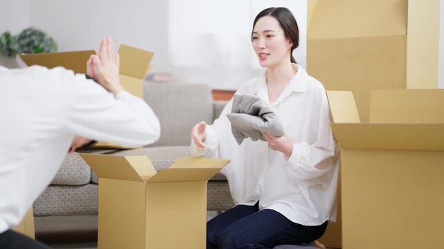 出て行く彼女を引き止める男性