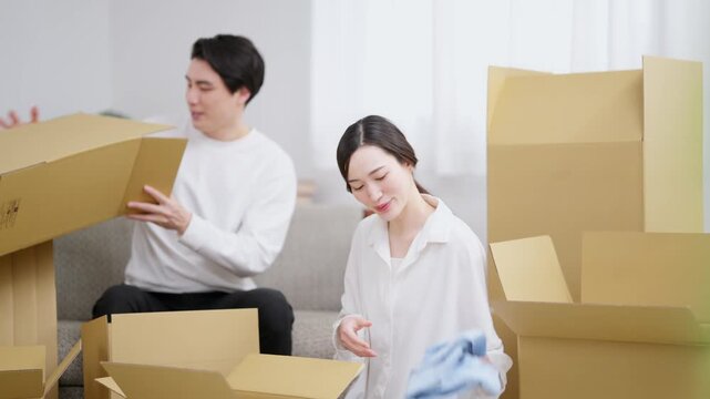 出て行く彼女を引き止める男性