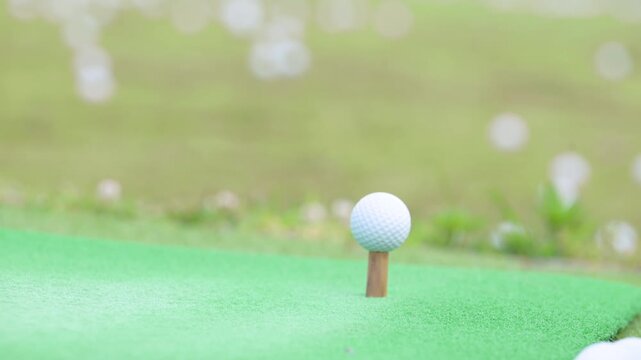 [スローモーション]ティーアップされたゴルフボールをドライバーで打つスイング動画クローズアップ　ゴルフボールをドライバーで打つインパクト