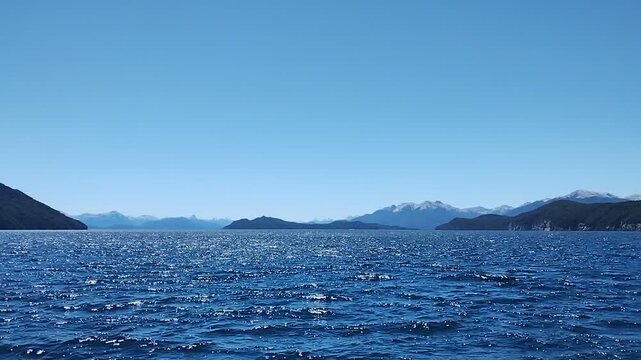 Lago y monta&ntilde;as, horizonte fr&iacute;o
