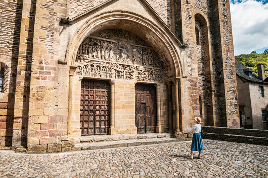 Le tympan de l'&eacute;glise abbatiale Sainte-Foy, chef-d'&oelig;uvre de l'art roman &agrave; Conques, Aveyron, France.