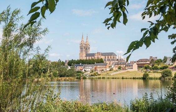 L'&eacute;glise Saint-Hilaire vue depuis l'&eacute;tang en &eacute;t&eacute; &agrave; Saint-Hilaire-du-Harcou&euml;t, en Normandie - France