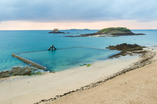 La piscine d'eau de mer de Bon-Secours, son plongeoir et les &icirc;les Grand B&eacute; et Petit B&eacute; &agrave; Saint-Malo, en Bretagne, France