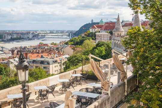 Budapest, Hongrie. Bar, caf&eacute;, restaurant, terrasse offrant une vue romantique sur le Danube depuis le Bastion des P&ecirc;cheurs, l'un des plus beaux panoramas au monde.