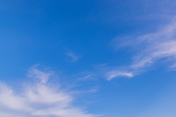 Naklejka premium 青空と靡く雲