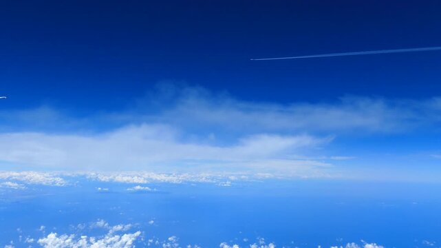 空撮の海と空と飛行機と飛行機雲