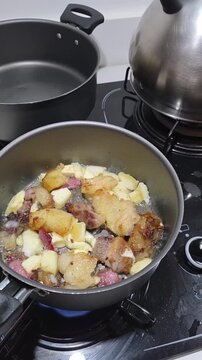 fritando carnes e queijo em panela 