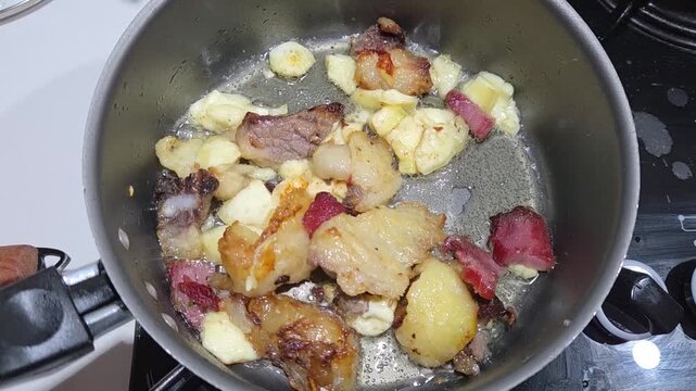 fritando carnes e queijo em panela 