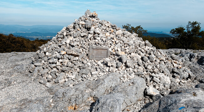Pyramide de Cassini au Grand Cap sommet du massif de Siou-Blanc : en Provence-Alpes-C&ocirc;te d'Azur &ndash; France.
