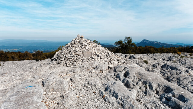 Vue sur la Pyramide de Cassini au Grand Cap sommet du massif de Siou-Blanc : en Provence-Alpes-C&ocirc;te d'Azur &ndash; France