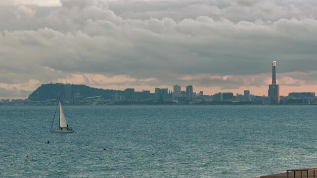 Velero frente al skyline de Barcelona bajo un cielo tormentoso sobre el Mediterr&aacute;neo &mdash; v&iacute;deo 4K Apple ProRes