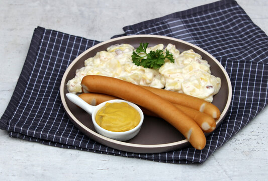 Klassischer deutscher Kartoffelsalat mit Wiener W&uuml;rstchen und Senf
