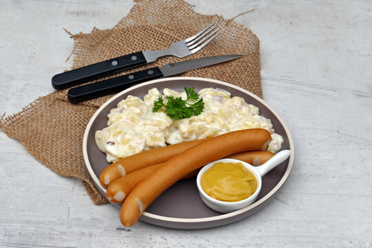 Klassischer deutscher Kartoffelsalat mit Wiener W&uuml;rstchen und Senf