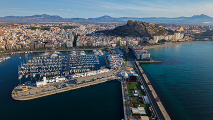 Fototapeta premium Panorámica escénica de Alicante y su Puerto Deportivo